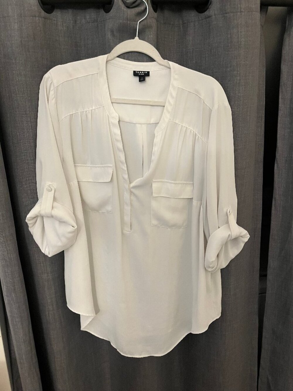 Torrid Harper Size 2 Ivory White Georgette Pullover Blouse Flap Pockets Roll Tab
